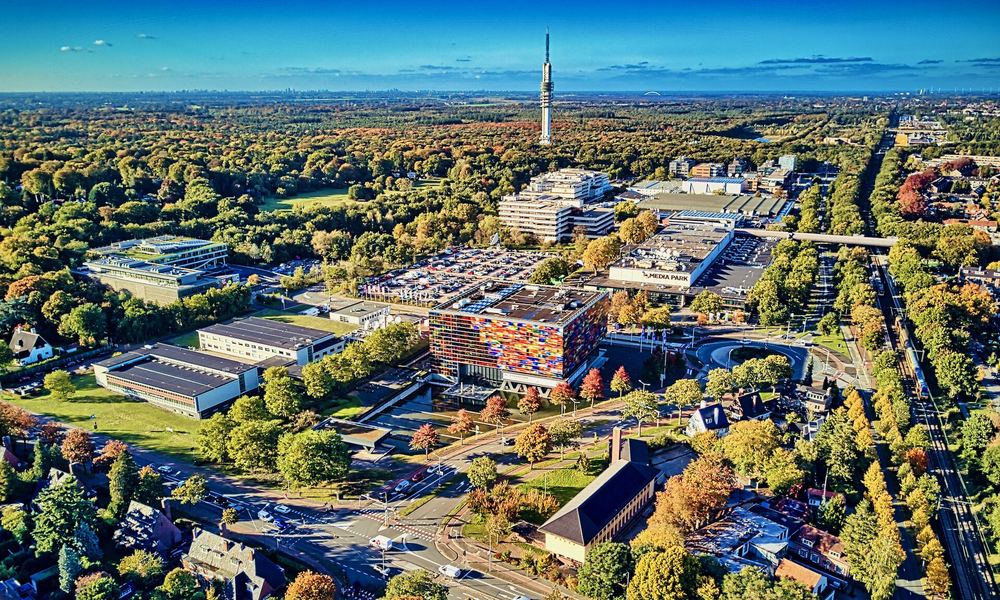 Luchtfoto van het Media Park in Hilversum in de herfst